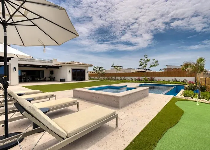 Luxury Coastal Retreat - Pool & World-class Golf Ferienhaus